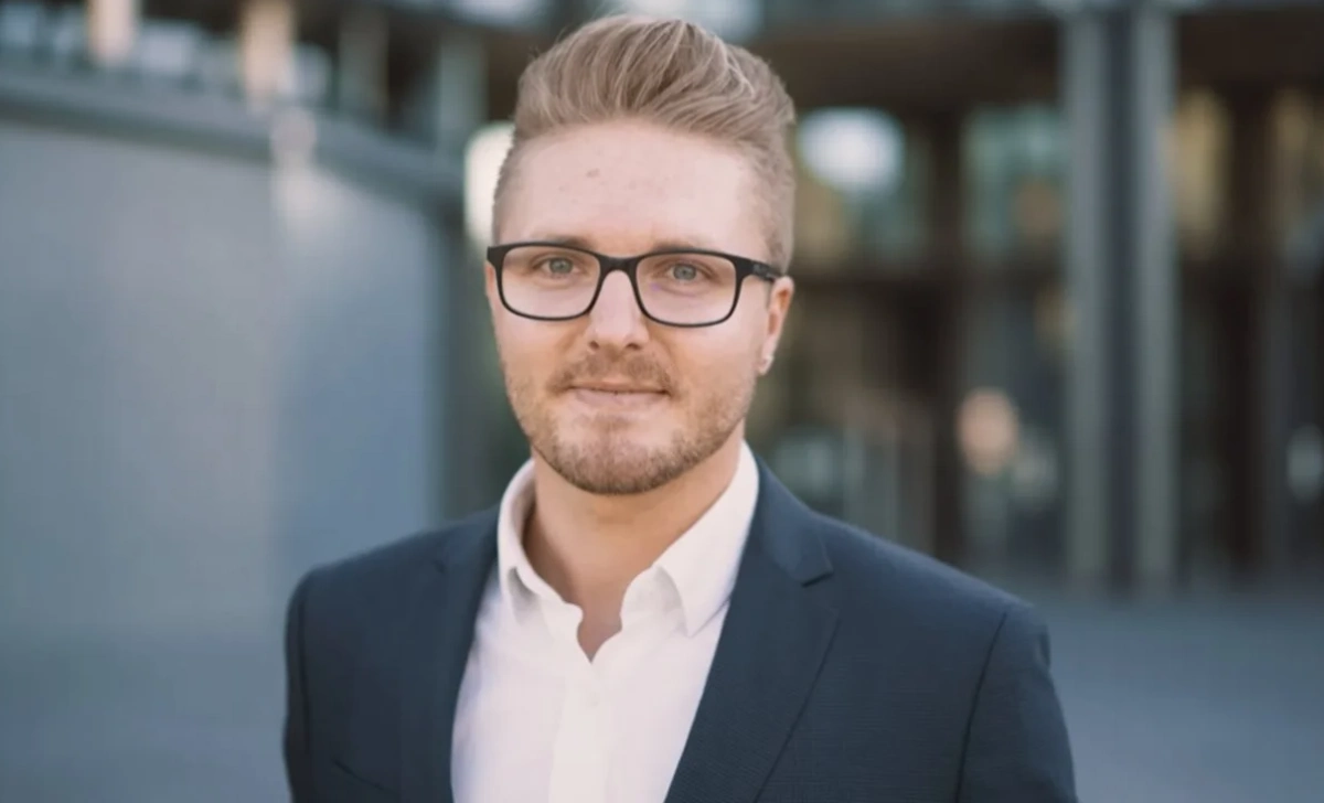 Meet Brody Tate, husband of comedian Janeane Garofalo and higher education professional